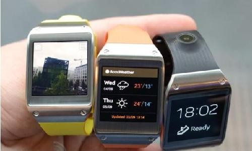  1. Samsung Galaxy Gear Smartwatch đầu tiên của Samsung, Galaxy Gear ra mắt cùng điện thoại thông minh Galaxy Note 3. Chỉ sau 1 năm giới thiệu thiết bị, hãng đã liên tiếp cho ra đời các dòng Gear 2, Gear Neo... với nhiều tính năng khá thú vị nhằm thu hút khách hàng.